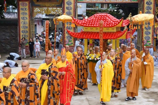 Kiệu hoa cung rước long vị