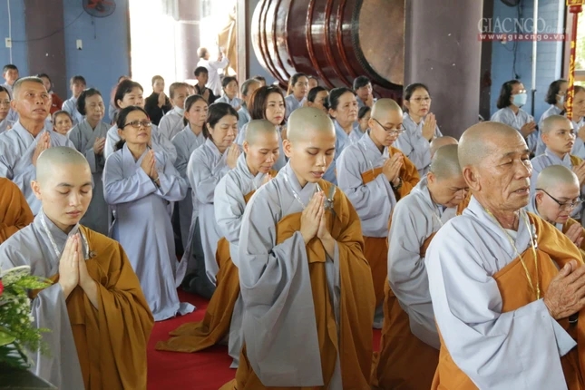 Giới tử Ni chí thành phát nguyện thọ giới