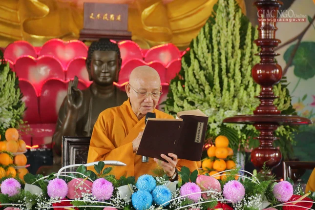 Hòa thượng Thích Minh Thông hướng dẫn giới tử phát nguyện tấn hương