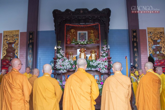 Hội đồng Thập sư Tăng đàn giới Sa-di lễ Tổ trước giờ đăng đàn truyền giới