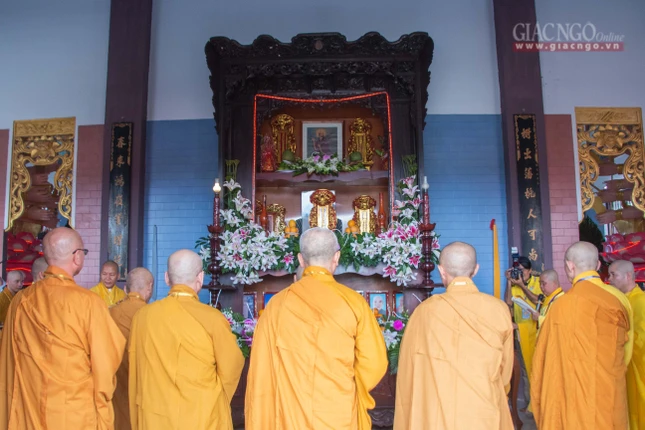Hội đồng Thập sư Tăng đàn giới Sa-di lễ Tổ trước giờ đăng đàn truyền giới