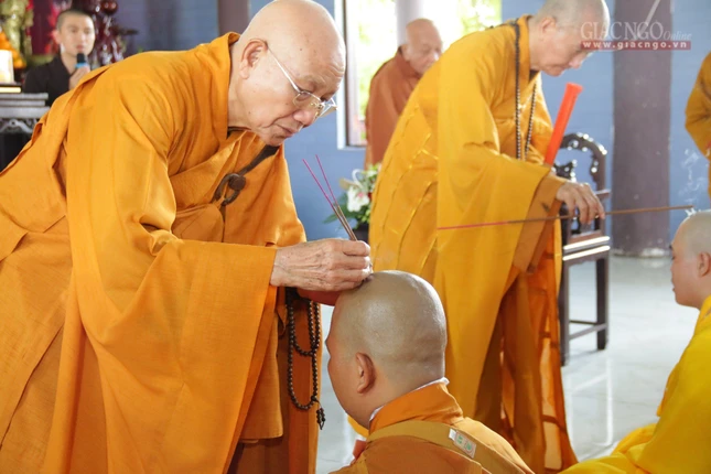 Các giới tử Tỳ-kheo nhiên hương cúng dường