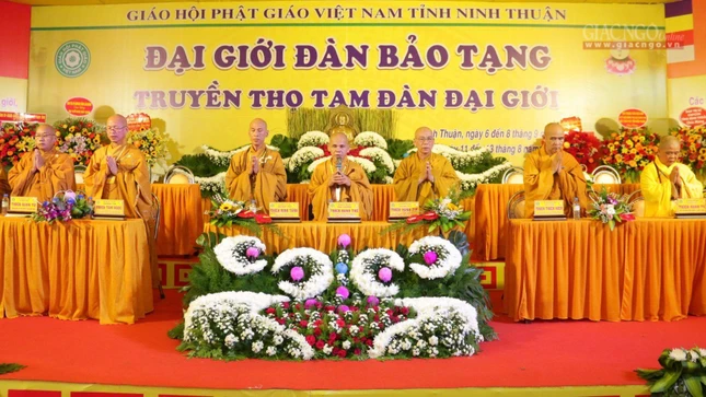 Niệm Phật cầu gia hộ tại lễ bế mạc