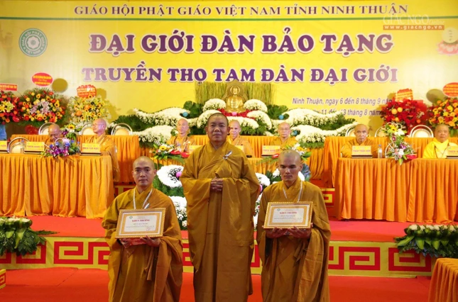 Trao phần thưởng cho các giới tử