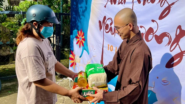 Ấm áp tình người ngày tết đoàn viên