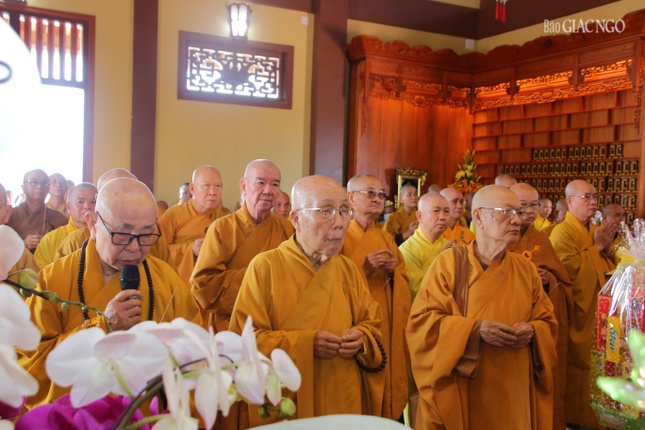 Chư tôn đức thành kính dâng hương tưởng niệm