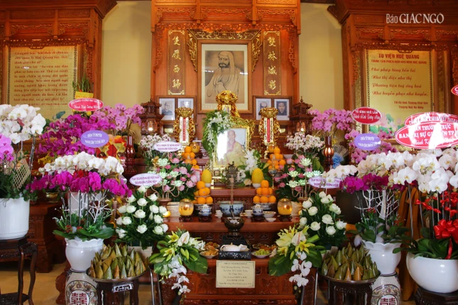 Hương án tưởng niệm cố Trưởng lão Hòa thượng tại Tổ đường tu viện Huệ Quang