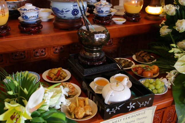 Dâng phạn thực cúng dường