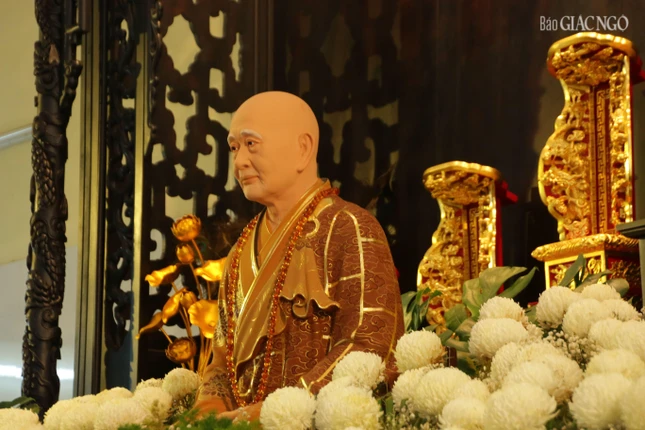 Tôn tượng Đại lão Hòa thượng tại Tổ đường chùa Thiền Tôn 2