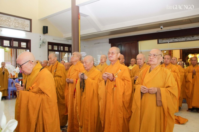 Chư tôn đức thành kính dâng hương tưởng niệm Chư tôn đức thành kính dâng hương tưởng niệm