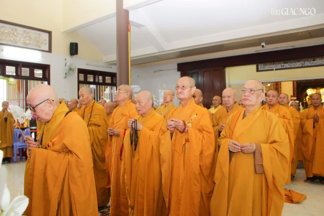 Chư tôn đức thành kính dâng hương tưởng niệm