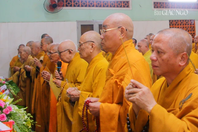 Chư tôn đức dâng hương tưởng niệm Giác linh Hòa thượng Thích Tắc Lãnh