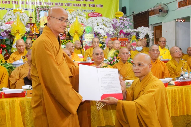 Thượng tọa Thích Thiện Quý, Phó ban kiêm Chánh Thư ký Ban Trị sự GHPGVN TP.HCM trao quyết định bổ nhiệm Đại đức Thích An Hòa làm trụ trì chùa Châu Hưng