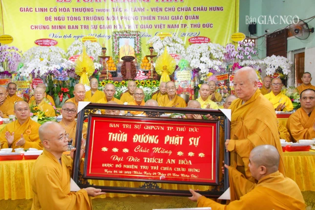 Đại đức tân trụ trì đón nhận khánh vàng chúc mừng của Thường trực Ban Trị sự GHPGVN TP.Thủ Đức do Hòa thượng Trưởng ban Thích Thiện Minh trao tại buổi lễ