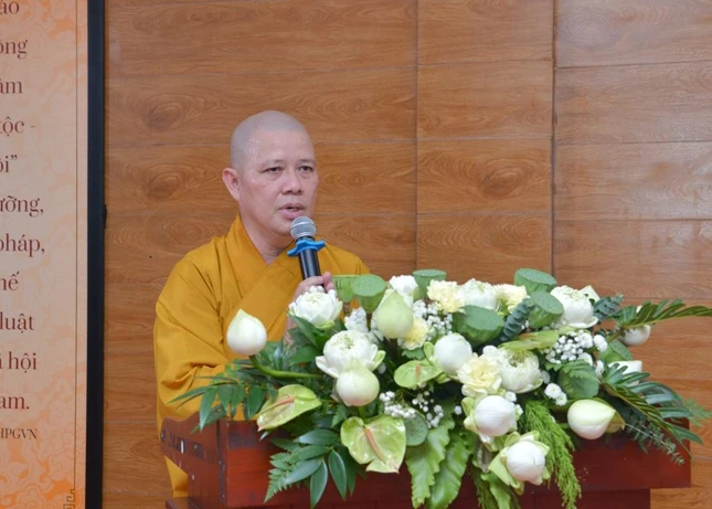 Thượng tọa Thích Huệ Nghiêm đọc quyết định chuẩn y nhân sự các ban ngành