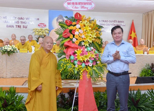 Ông Lý Hoàng Nam, Phó ban Dân vận TP.Thủ Đức tặng hoa chúc mừng