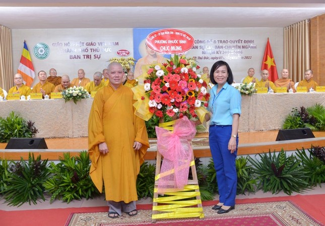 Bà Nguyễn Thị Liễu, Bí thư Đảng ủy phường Phước Bình tặng hoa chúc mừng Bà Nguyễn Thị Liễu, Bí thư Đảng ủy phường Phước Bình tặng hoa chúc mừng