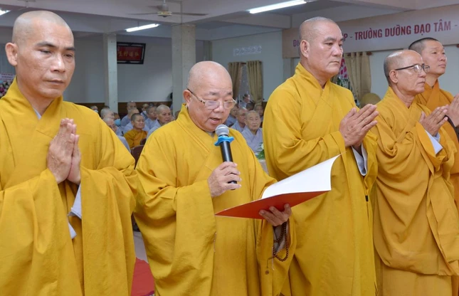 Thượng tọa Thích Thiện Hảo đại diện các ban chuyên ngành phát nguyện nhận nhiệm vụ