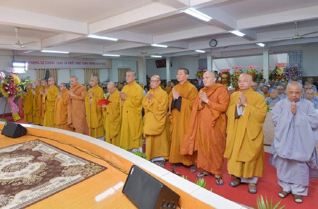 Chư tôn đức Trưởng các ban chuyên ngành và chư tôn đức Văn phòng hành chánh Chư tôn đức Trưởng các ban chuyên ngành và chư tôn đức Văn phòng hành chánh