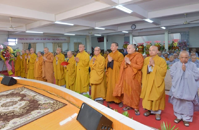 Chư tôn đức Trưởng các ban chuyên ngành và chư tôn đức Văn phòng hành chánh