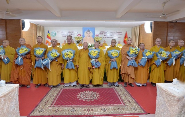 Đại diện các ban chuyên ngành đón nhận hoa chúc mừng của Hòa thượng Trưởng ban Trị sự Đại diện các ban chuyên ngành đón nhận hoa chúc mừng của Hòa thượng Trưởng ban Trị sự