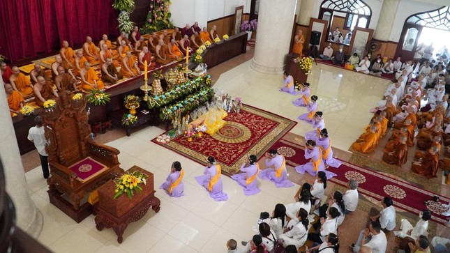 Nghi thức dâng hoa cúng dường