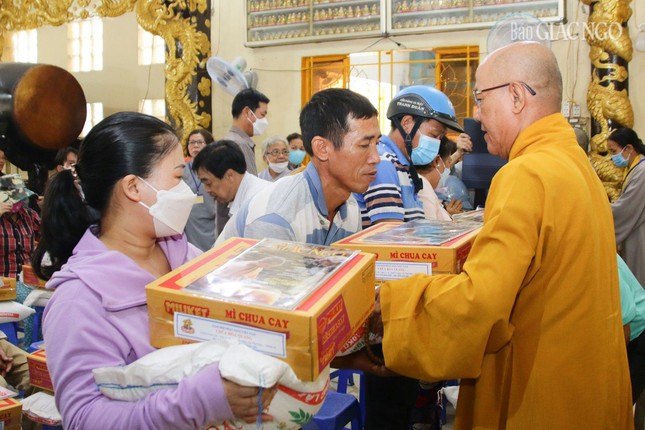 Hòa thượng Thích Minh Truyền trao quà đến bà con