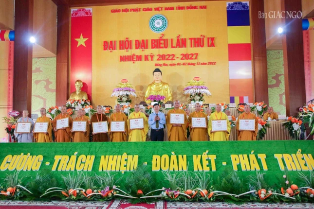 Ông Vũ Đình Trung, Phó Chủ tịch Ủy ban MTTQVN tỉnh Đồng Nai trao tặng Bằng khen