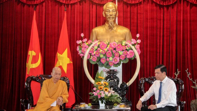 Thượng tọa Thích Huệ Khai thăm hỏi, cảm ơn đến lãnh đạo Tỉnh ủy - Ảnh: PGĐN