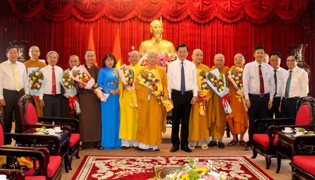 Thường vụ Tỉnh ủy tặng hoa chúc mừng tân Ban Trị sự GHPGVN tỉnh Đồng Nai, nhiệm kỳ IX (2022-2027) - Ảnh: PGĐN Thường vụ Tỉnh ủy tặng hoa chúc mừng tân Ban Trị sự GHPGVN tỉnh Đồng Nai, nhiệm kỳ IX (2022-2027) - Ảnh: PGĐN