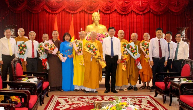 Thường vụ Tỉnh ủy tặng hoa chúc mừng tân Ban Trị sự GHPGVN tỉnh Đồng Nai, nhiệm kỳ IX (2022-2027) - Ảnh: PGĐN