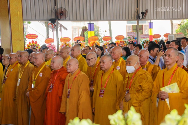 Chư tôn đức thực hiện nghi thức chào Quốc kỳ, Đạo kỳ