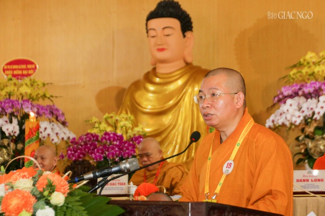 Đại đức Thích Thiện Trí, Phó Thư ký Ban Trị sự trình bày báo cáo và phương hướng hoạt động