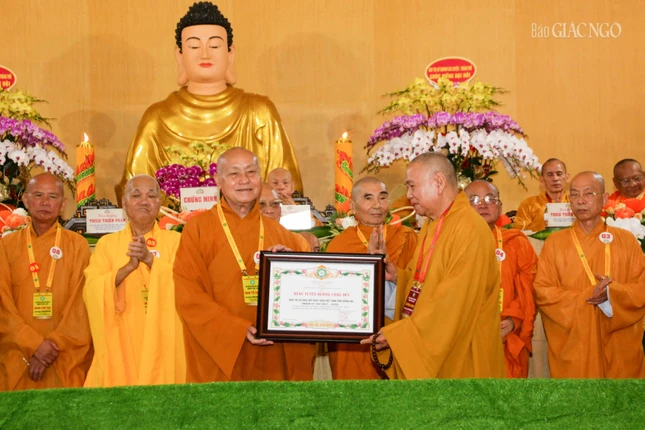 Hòa thượng Thích Nhật Quang đón nhận Bằng tuyên dương công đức của Trung ương Giáo hội