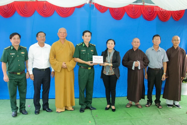 Trao tặng đến Đồn Biên phòng Cửa khẩu Quốc tế Tịnh Biên 20 triệu đồng