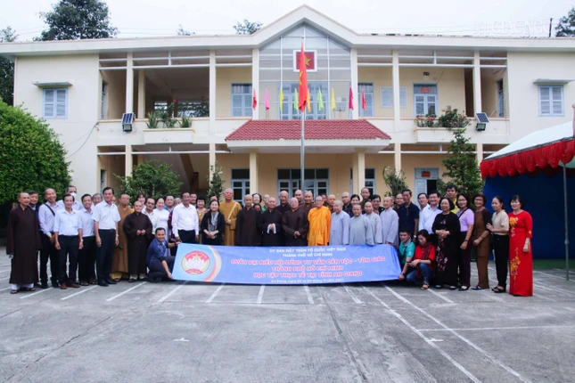 Đoàn đại biểu chụp ảnh lưu niệm tại Đồn Biên phòng Cửa khẩu Quốc tế Tịnh Biên