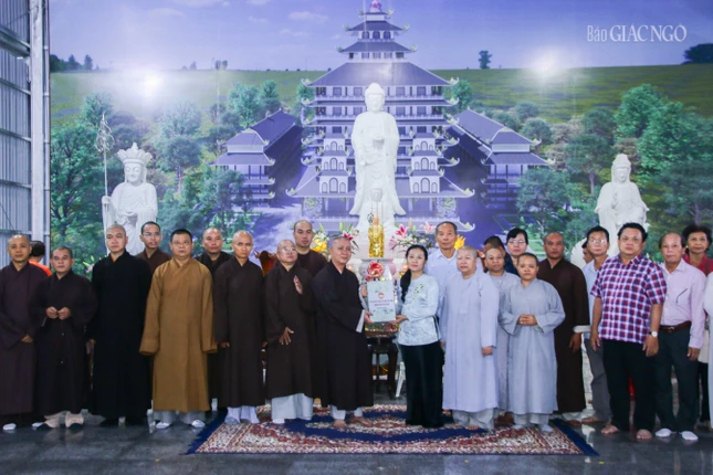 Thăm và tặng quà tại công trình chùa Vạn Thành