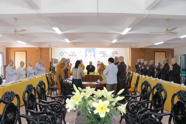 Niệm Phật cầu gia hộ - Ảnh: Trung Thắng