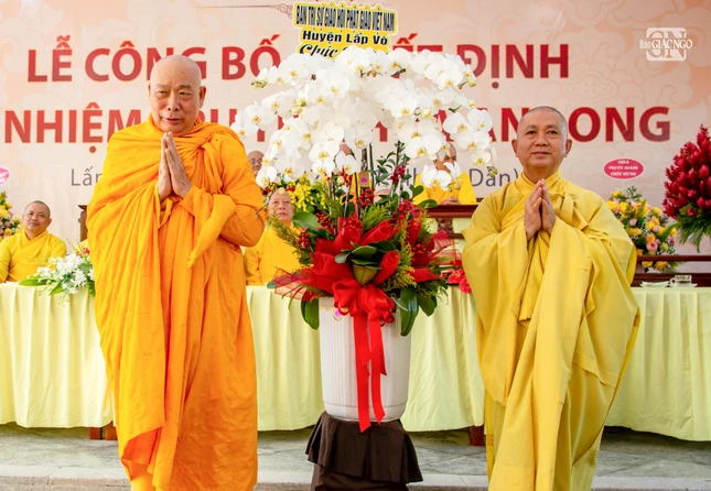 Thượng tọa Thích Huệ Thủ tặng hoa chúc mừng Hòa thượng tân trụ trì chùa An Long