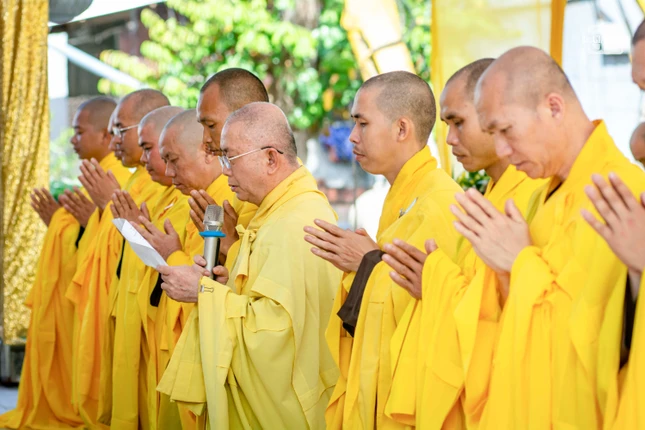 Hòa thượng Thích Hoằng Tri dâng lời phát nguyện