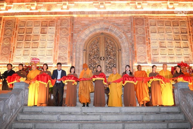 Cắt băng khánh thành bảo tháp Tây Phương và Tứ Ân