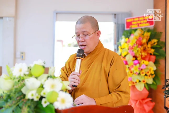 Thượng tọa Thích Huệ Nghiêm trình bày báo cáo tổng kết