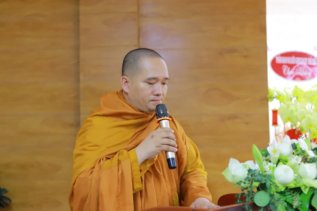 Đại đức Thích Minh Nghi trình bày phương hướng hoạt động năm 2023 và thông qua danh sách tấn phong giáo phẩm tại Đại hội toàn quốc lần thứ IX