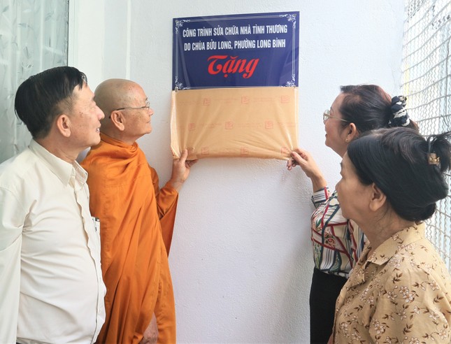 Trưởng lão Hòa thượng Viên Minh hỗ trợ sửa chữa nhà tình thương Trưởng lão Hòa thượng Viên Minh hỗ trợ sửa chữa nhà tình thương