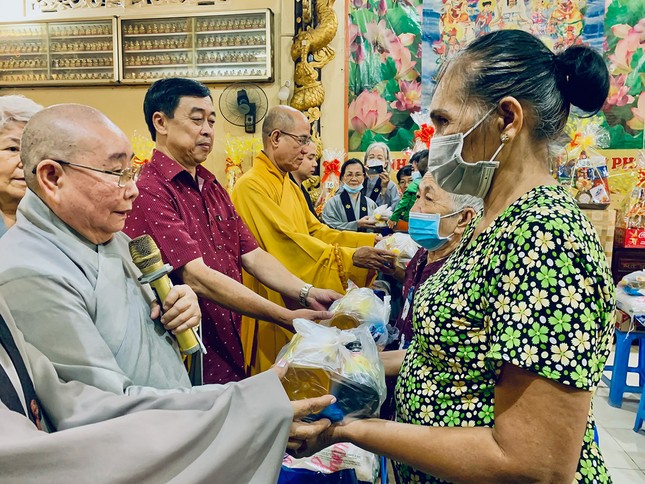 Ni trưởng Thích nữ Như Trí, trụ trì chùa Hòa Quang vận động trao hơn 1.900 phần quà đến bà con, đặc biệt là công nhân lao động khó khăn không có điều kiện về quê đón Tết Ni trưởng Thích nữ Như Trí, trụ trì chùa Hòa Quang vận động trao hơn 1.900 phần quà đến bà con, đặc biệt là công nhân lao động khó khăn không có điều kiện về quê đón Tết