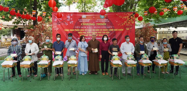 2.000 phần quà Tết được trao cho bà con nghèo tại chùa Nam Thiên Nhất Trụ