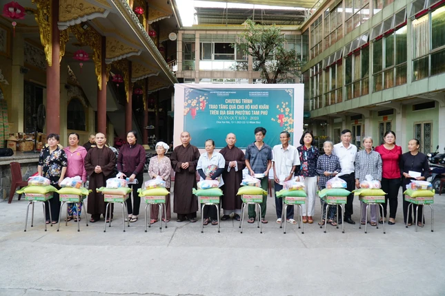 Chùa Vạn Đúc trao quà cho bà con trên địa bàn P.Tam Phú
