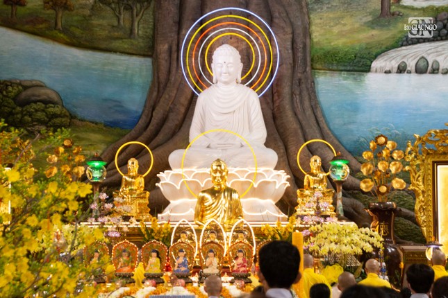 Chánh điện chùa Vạn Đức