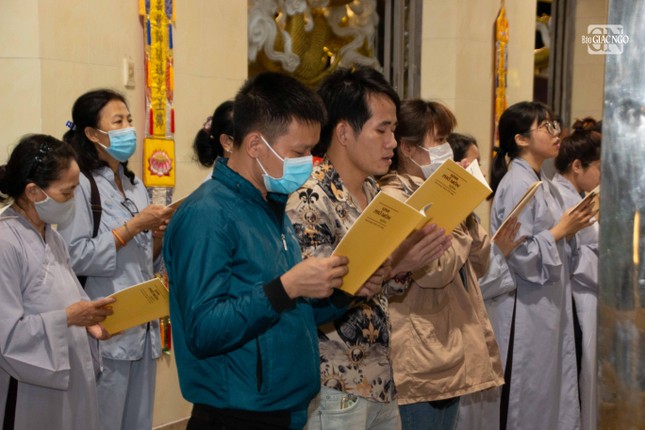 Du khách đến chùa cùng tham gia khóa lễ tụng phẩm Phổ môn trong kinh Pháp hoa
