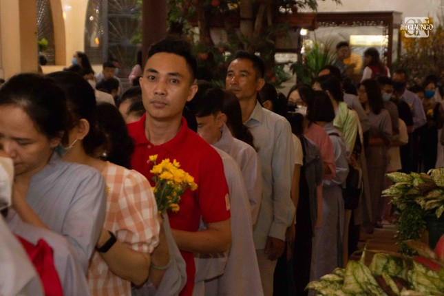 Dòng người về chùa lễ Phật